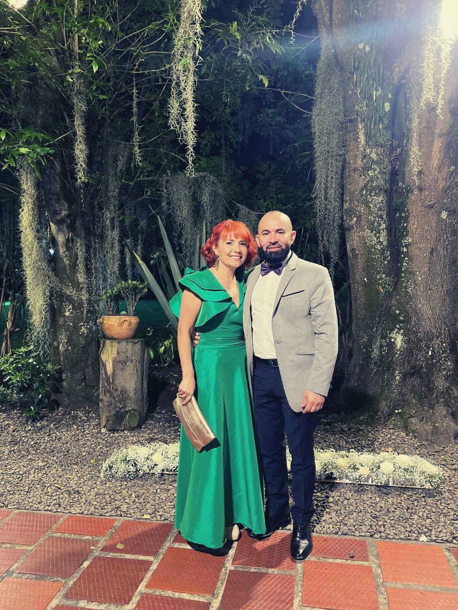 Asesoría de imagen completa en Colombia para novias: Carlos & Eugenia diseñando un look personalizado que combina maquillaje, peinado y estilo