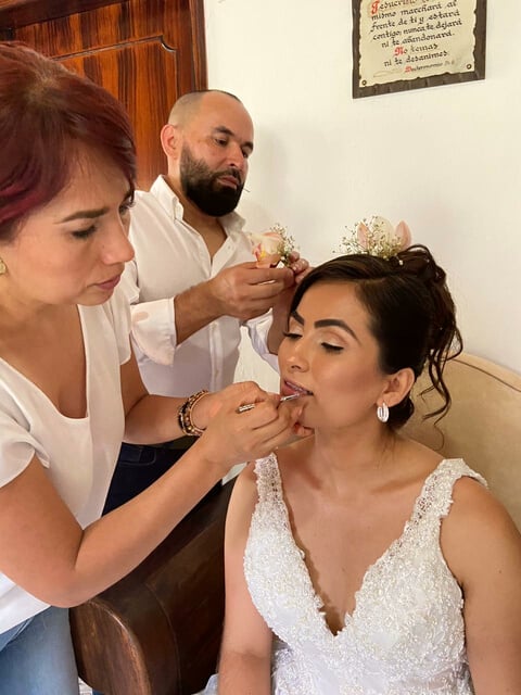 Maquillaje de boda profesional por Carlos & Eugenia en Colombia, destacando los rasgos de la novia con técnicas avanzadas y productos de calidad. MAquillaje personalizado para matrimonios. Maquillaje para novias.