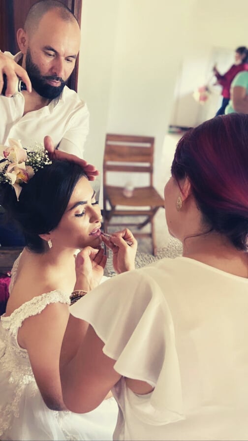 Espectacular recogido nupcial con detalles florales, creado por estilistas colombianos líderes en peinados de boda y tendencias de moda . Maquillaje para novias. Asesoria para novias personalizada.